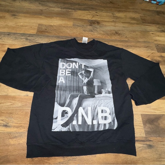 🔥 DON’T BE A D.N.B. Graphic Sweatshirt – Size M 🔥 - Picture 1 of 3